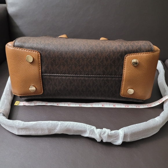 Sold-Michael Kors Mercer Signature Satchel - Picture 4 of 12